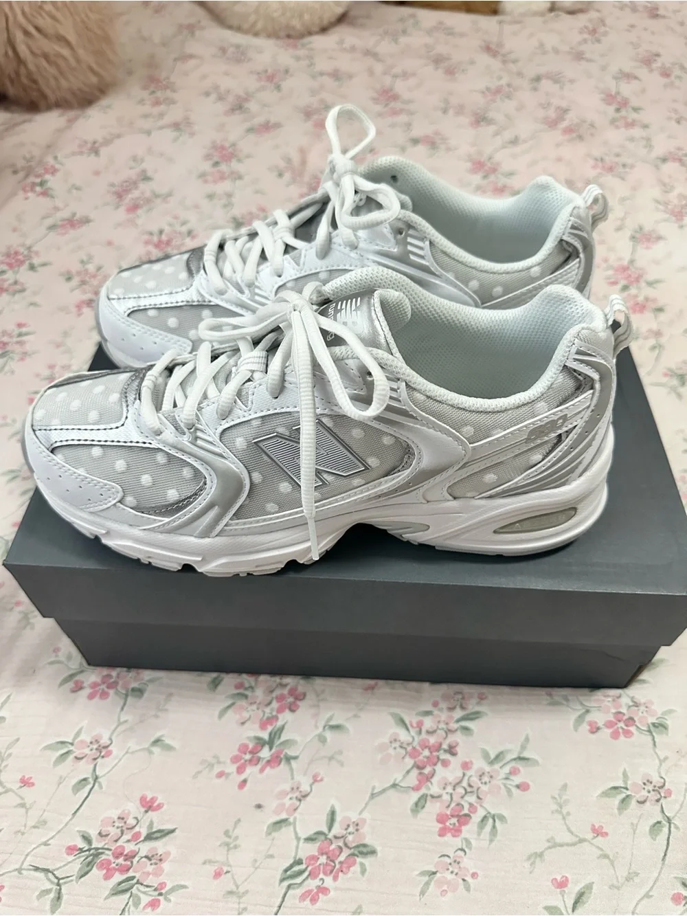 New Balance Silver and White Polka Dot 530 Running Shoes - Picture 2 of 6